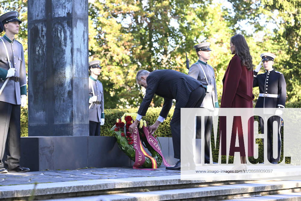 LKS 20261007 Spain s King Felipe and Queen Letizia take part in a wreath-laying ceremony at the Hietaniemi Cemetery in Helsinki, Finland, on October 7, 2026. Spain s King Felipe and Queen Letizia are on a two-day state visit to Finland. - HEIKKI SAUKKOMAA Helsinki Finland