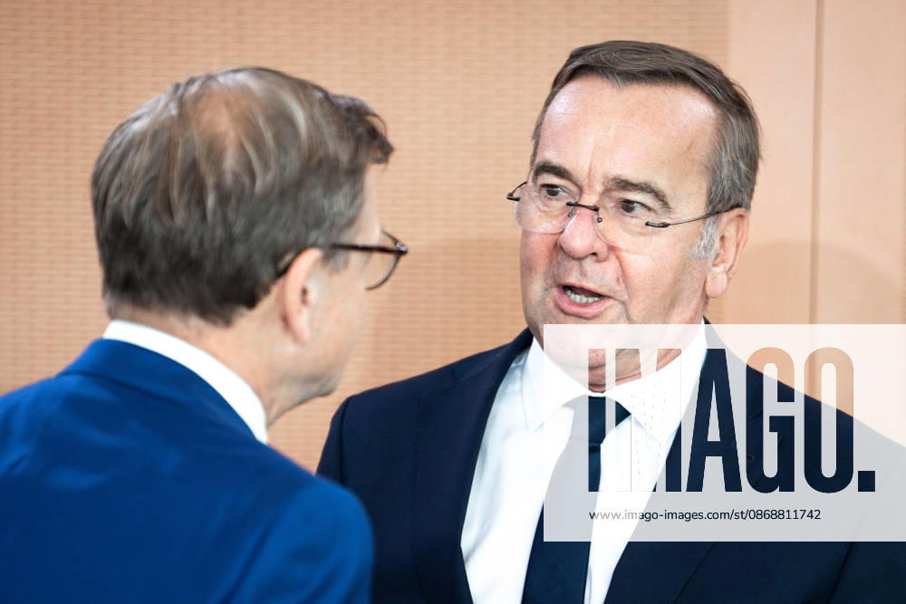61st Meeting of the Federal Cabinet – Latest News, October 7, 2026, Berlin, Boris Pistorius, Federal Minister of Defense, in conversation with Dr. Johann David Wadephul, Federal Minister of Foreign Affairs, ahead of the Cabinet meeting; Federal Cabinet meeting at the Federal Chancellery in Berlin, Berlin, Germany