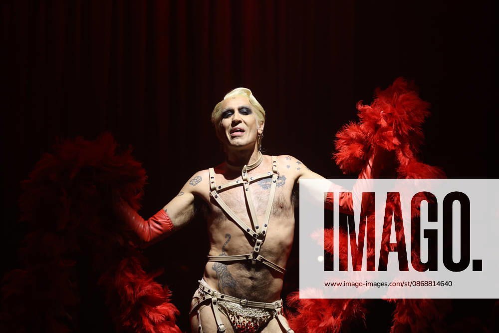 Mario Vaquerizo Presents the Musical *Cabaret* in Madrid Mario Vaquerizo during the press preview of the musical *Cabaret* at Espacio Delicias on October 7, 2026, in Madrid, Spain. The artist will take on this iconic role starting October 9 at an even more immersive venue. CELEBRITIES MUSIC CABARET MUSICAL Madrid Madrid Spain