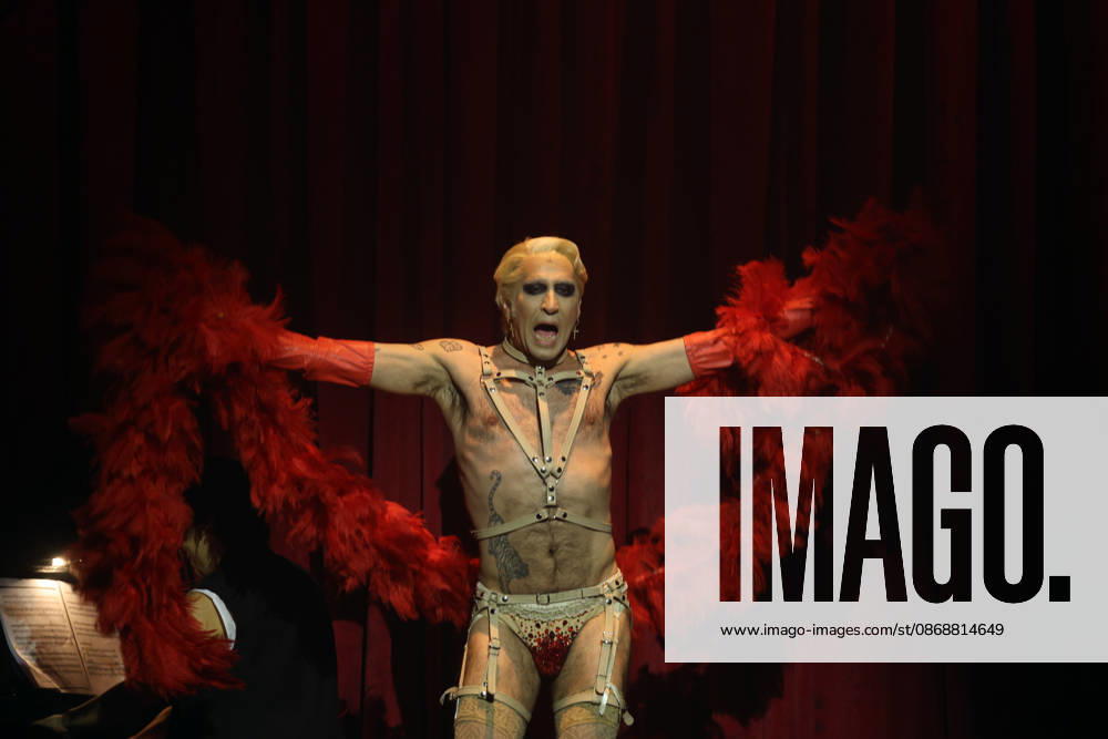 Mario Vaquerizo Presents the Musical *Cabaret* in Madrid Mario Vaquerizo during the press preview of the musical *Cabaret* at Espacio Delicias on October 7, 2026, in Madrid, Spain. The artist will take on this iconic role starting October 9 at an even more immersive venue. CELEBRITIES MUSIC CABARET MUSICAL Madrid Madrid Spain