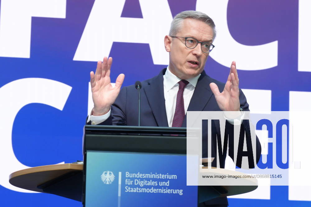 Statement by the Federal Minister for Digital Affairs on Government Modernization: Dr. Karsten Wildberger, Minister for Digital Affairs, is pictured reinforcing his remarks with gestures and facial expressions during his statement on the Cabinet’s decision regarding the report on one year of government modernization, Berlin, October 7, 2026, Berlin, Berlin, Germany