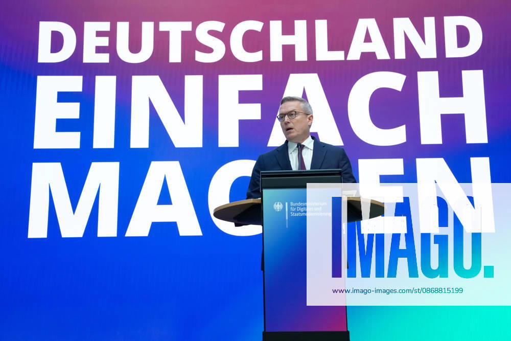 Statement by the Federal Minister for Digital Affairs on Government Modernization: Dr. Karsten Wildberger, Minister for Digital Affairs, on stage delivering a statement on the Cabinet’s decision regarding the report on one year of government modernization, Berlin, October 7, 2026, Berlin, Berlin, Germany