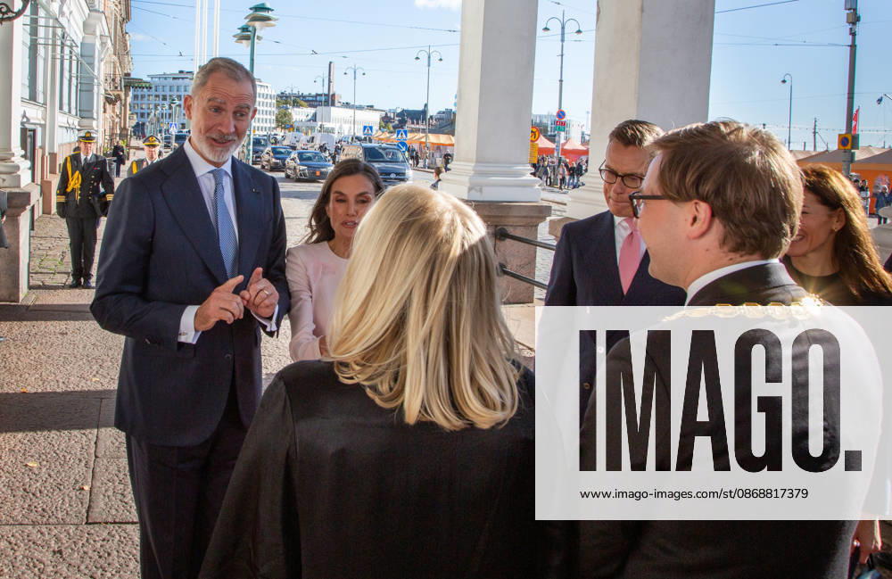 King Felipe VI of Spain, accompanied by Queen Letizia and Finnish President Alexander Stubb, speaks briefly with Helsinki Mayor Daniel Sazonov at the entrance of Helsinki City Hall during the Spanish state visit to Finland. Helsinki Finland - ZUMAt172 20261006_zip_t172_075