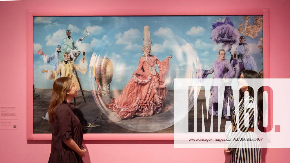 Tim Walker s Fairyland: Love and Legends Photo Call at National Portrait Gallery, London, UK - 7 October 2026 A staff member views Paul O Grady and Julian Clary as the Glitter Queens, with Harry Browse, Rae and Liam Elias as the Glitter Boys by Tim Walker as part of The National Portrait Gallery s Tim Walker s Fairyland: Love and Legends Exhibition which runs from 9th October 2026 - 7th February 2027 at National Portrait Gallery in London, England, UK on Wednesday 7 October, 2026., Credit:Justin Ng Avalon UK, England, London, National Portrait Gallery