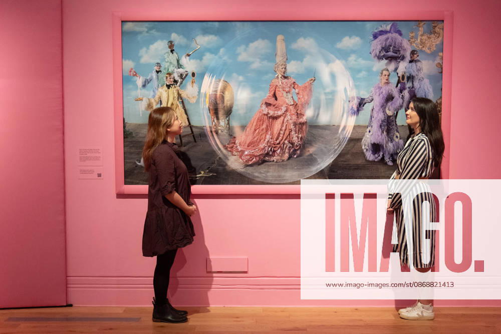 Tim Walker s Fairyland: Love and Legends Photo Call at National Portrait Gallery, London, UK - 7 October 2026 A staff member views Paul O Grady and Julian Clary as the Glitter Queens, with Harry Browse, Rae and Liam Elias as the Glitter Boys by Tim Walker as part of The National Portrait Gallery s Tim Walker s Fairyland: Love and Legends Exhibition which runs from 9th October 2026 - 7th February 2027 at National Portrait Gallery in London, England, UK on Wednesday 7 October, 2026., Credit:Justin Ng Avalon UK, England, London, National Portrait Gallery