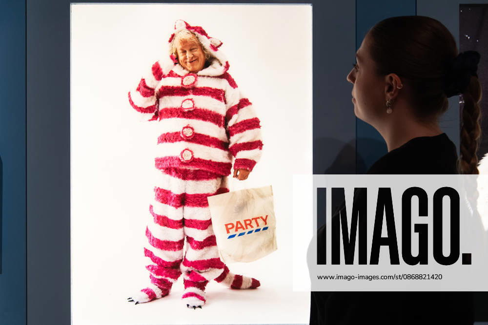 Tim Walker s Fairyland: Love and Legends Photo Call at National Portrait Gallery, London, UK - 7 October 2026 A staff member views Jeffrey Hinton as Bagpuss, Costume: Sophie Lincoln by Tim Walker as part of The National Portrait Gallery s Tim Walker s Fairyland: Love and Legends Exhibition which runs from 9th October 2026 - 7th February 2027 at National Portrait Gallery in London, England, UK on Wednesday 7 October, 2026., Credit:Justin Ng Avalon UK, England, London, National Portrait Gallery