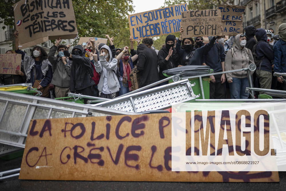 Students Demonstration outside Science Po Paris Students on Boulevard Saint Germain during a demonstration outside Science Po in Paris, France on October 7 2026 in support of high school students. Photo by Eliot Blondet ABACAPRESS.COM Paris France