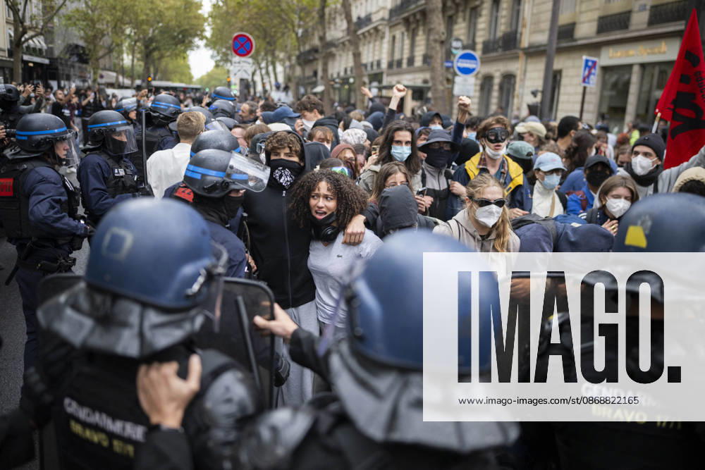 Students Demonstration outside Science Po Paris Students and policemen on Boulevard Saint Germain during a demonstration outside Science Po in Paris, France on October 7 2026 in support of high school students. Photo by Eliot Blondet ABACAPRESS.COM Paris France