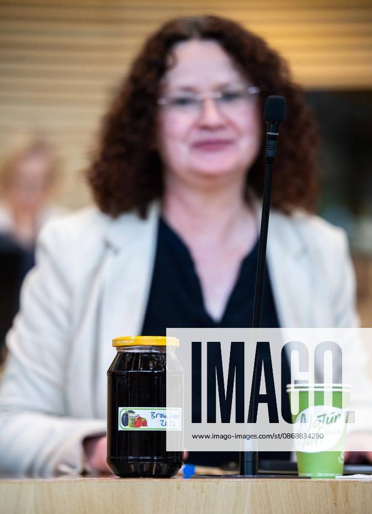 8 THURINGIAN STATE PARLIAMENT 56th PLENARY SESSION ** FOR ** ** Oct. 7, 2026, Erfurt, Thuringian State Parliament, 8th Legislative Term, 56th Plenary Session (photo): A jar of blackberry jam sits on Sigrid Hupach’s table. Thuringia, Fair Germany, Thuringia, Erfurt. Copyright SaschaxFromm