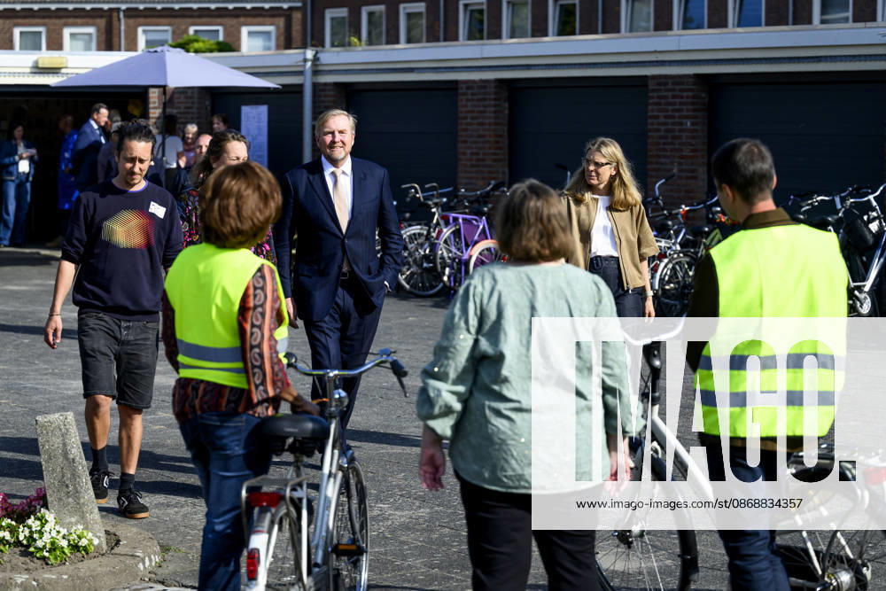 Bosch King Willem-Alexander visited the Bike House, world kitchen and the Boschveld Garden at the Copernikkel, a cooperative of various resident-led initiatives and participating in the SAMEN lokaal program, in Den Bosch. Â