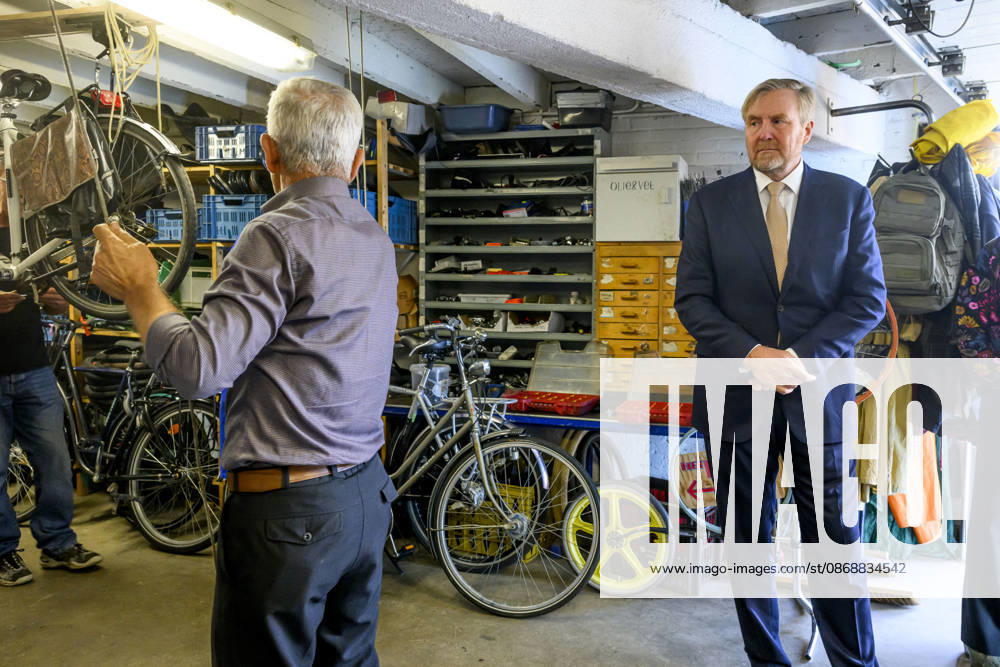 Bosch King Willem-Alexander visited the Bike House, world kitchen and the Boschveld Garden at the Copernikkel, a cooperative of various resident-led initiatives and participating in the SAMEN lokaal program, in Den Bosch. Â