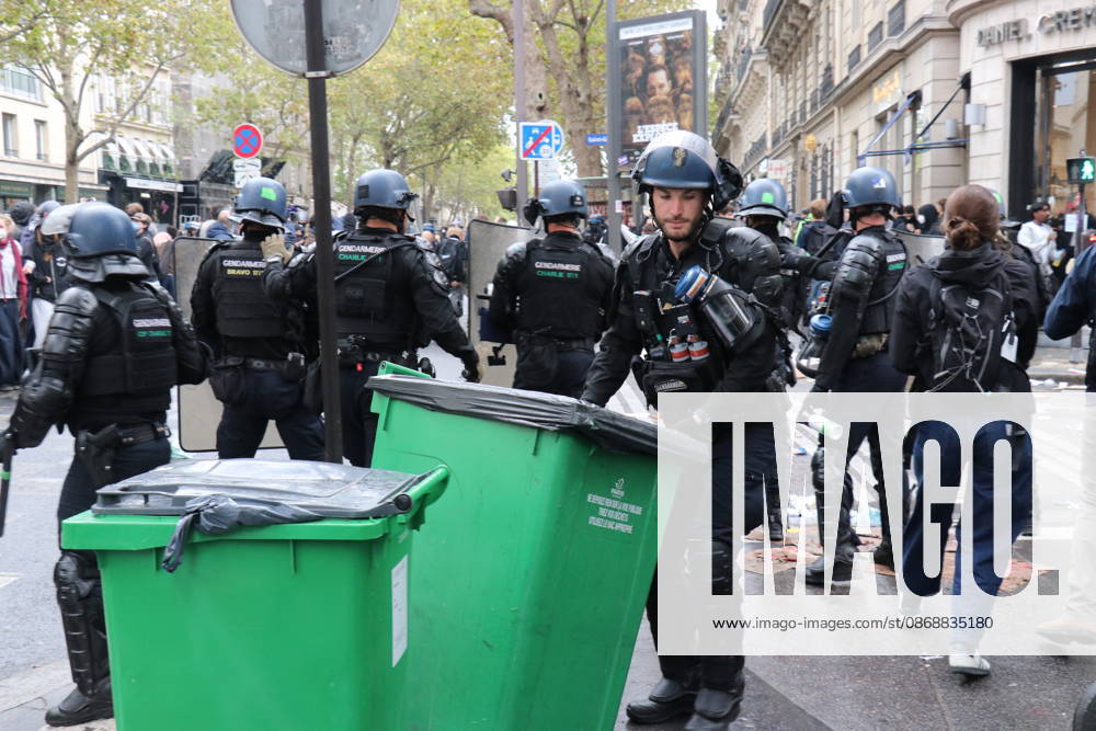 Student blockade near Sciences Po Paris PARIS, FRANCE - OCTOBER 7: A heavy police presence is deployed at the scene as students denounce conditions in the education system and express solidarity with mobilized high school students in Paris, France, on October 7, 2026. Students gather behind makeshift barricades made of trash bins and metal barriers near Sciences Po Paris as part of ongoing mobilization linked to the broader high school and university protest movement. Umit Donmez Anadolu Paris France. Editorial use only. Please get in touch for any other usage.
