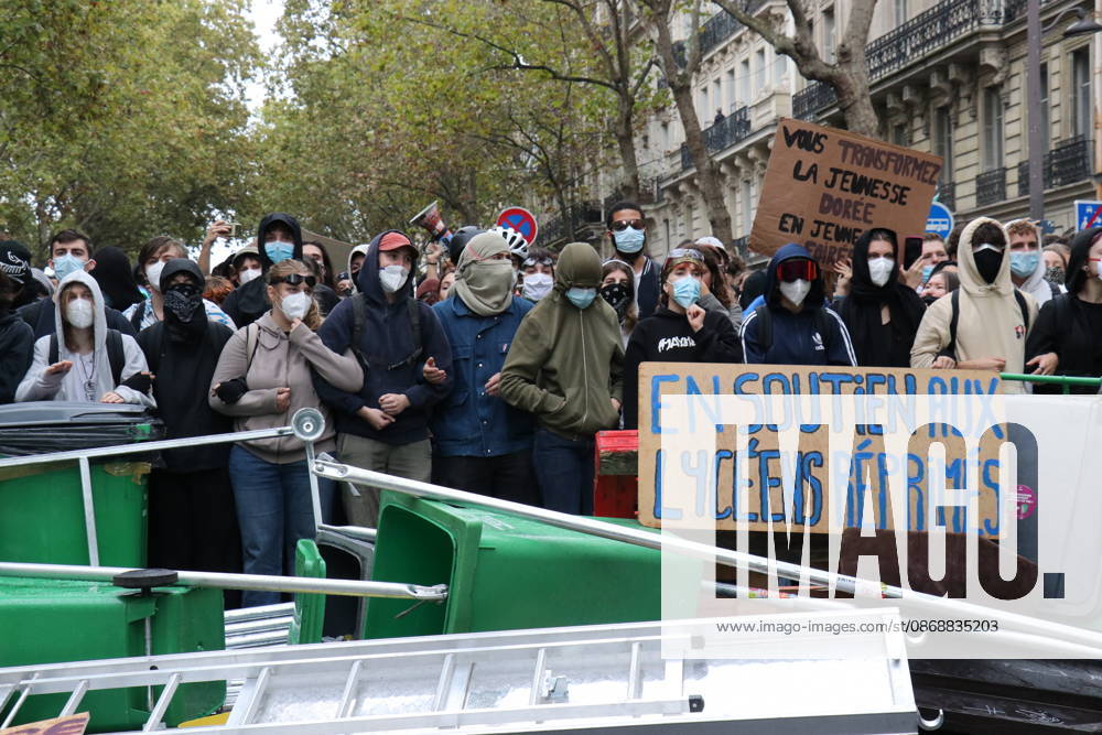 Student blockade near Sciences Po Paris PARIS, FRANCE - OCTOBER 7: Students gather behind makeshift barricades made of trash bins and metal barriers near Sciences Po Paris as part of ongoing mobilization linked to the broader high school and university protest movement in Paris, France, on October 7, 2026. A heavy police presence is deployed at the scene as students denounce conditions in the education system and express solidarity with mobilized high school students. Umit Donmez Anadolu Paris France. Editorial use only. Please get in touch for any other usage.