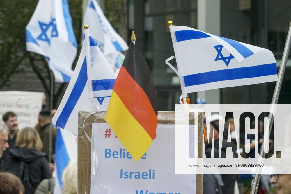CNTV VIGIL: Demonstrators on the street; participants holding German and Israeli flags at the vigil marking the third anniversary of the attack and massacre in Israel; people gathering in front of the Audimax in the Grindelviertel neighborhood of Hamburg on October 7, 2026, Hamburg, Germany