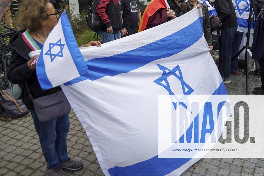 CNTV VIGIL: Demonstrators on the street; participants holding German and Israeli flags at the vigil marking the third anniversary of the attack and massacre in Israel; people gathering in front of the Audimax in the Grindelviertel neighborhood of Hamburg on October 7, 2026, Hamburg, Germany