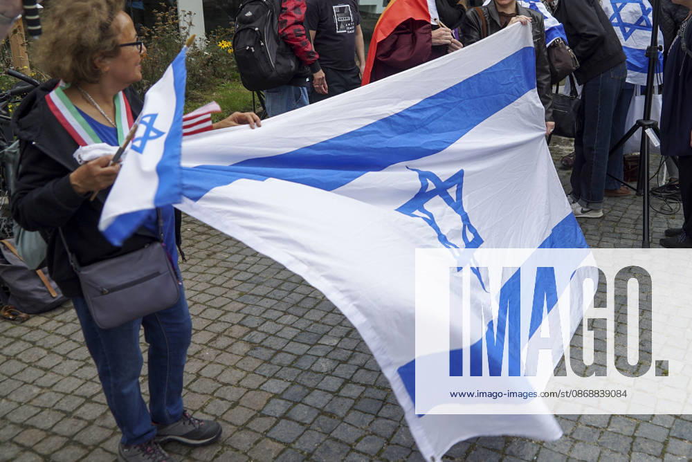 CNTV VIGIL: Demonstrators on the street; participants holding German and Israeli flags at the vigil marking the third anniversary of the attack and massacre in Israel; people gathering in front of the Audimax in the Grindelviertel neighborhood of Hamburg on October 7, 2026, Hamburg, Germany