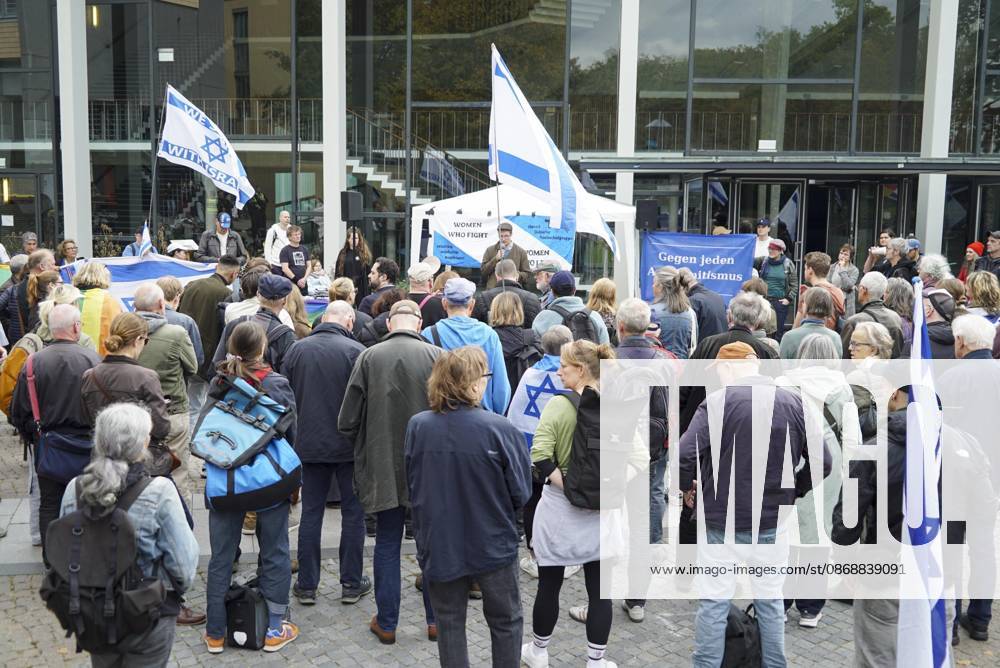 CNTV VIGIL: Demonstrators on the street; participants holding German and Israeli flags at the vigil marking the third anniversary of the attack and massacre in Israel; people gathering in front of the Audimax in the Grindelviertel neighborhood of Hamburg on October 7, 2026, Hamburg, Germany