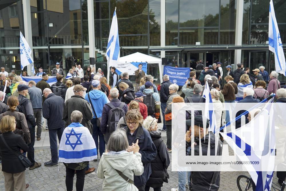 CNTV VIGIL: Demonstrators on the street; participants holding German and Israeli flags at the vigil marking the third anniversary of the attack and massacre in Israel; people gathering in front of the Audimax in the Grindelviertel neighborhood of Hamburg on October 7, 2026, Hamburg, Germany