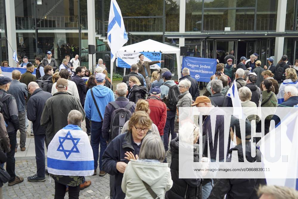 CNTV VIGIL: Demonstrators on the street; participants holding German and Israeli flags at the vigil marking the third anniversary of the attack and massacre in Israel; people gathering in front of the Audimax in the Grindelviertel neighborhood of Hamburg on October 7, 2026, Hamburg, Germany