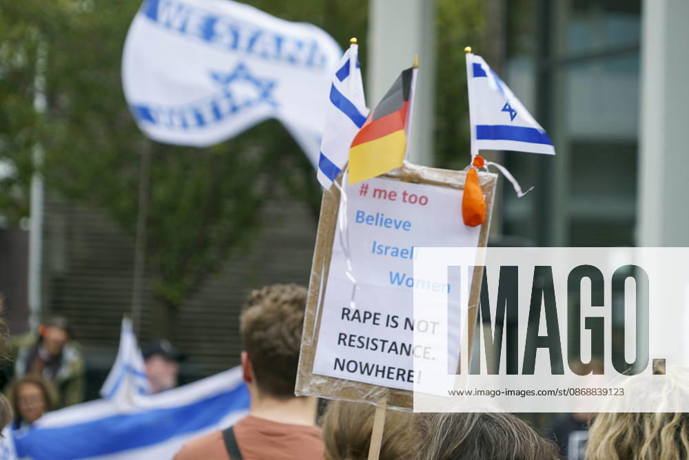 CNTV VIGIL: Demonstrators on the street; participants holding German and Israeli flags at the vigil marking the third anniversary of the attack and massacre in Israel; people gathering in front of the Audimax in the Grindelviertel neighborhood of Hamburg on October 7, 2026, Hamburg, Germany