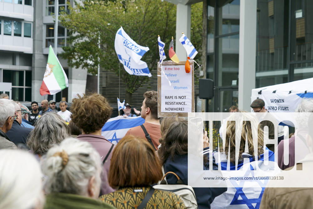 CNTV VIGIL: Demonstrators on the street; participants holding German and Israeli flags at the vigil marking the third anniversary of the attack and massacre in Israel; people gathering in front of the Audimax in the Grindelviertel neighborhood of Hamburg on October 7, 2026, Hamburg, Germany