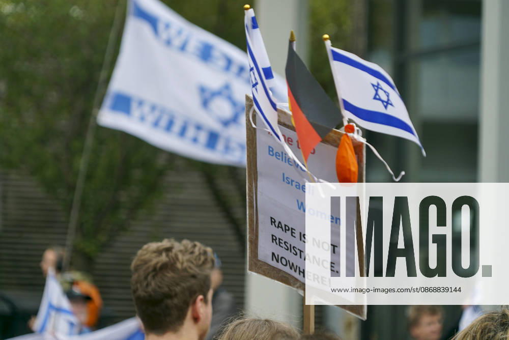 CNTV VIGIL: Demonstrators on the street; participants holding German and Israeli flags at the vigil marking the third anniversary of the attack and massacre in Israel; people gathering in front of the Audimax in the Grindelviertel neighborhood of Hamburg on October 7, 2026, Hamburg, Germany