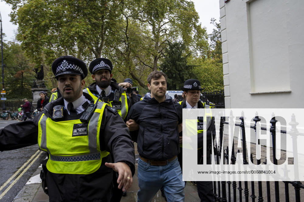 Pro-Israel Counter-Protest Disrupts Pro-Palestine Student March Russell Square, London, October 7, 2026 A pro-Palestine student march travelled from Lincolns Inn Fields towards Russell Square, where pro-Israel counter-protesters gathered with Israeli flags and placards. The counter-protest disrupted the student demonstration as police maintained a presence and kept the two groups separated., Credit:Zak Irfan Avalon