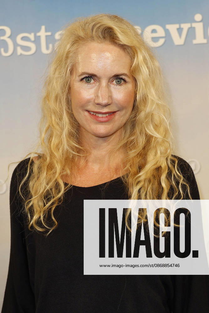 Dorothea Schenck attends the photo call for the 40th anniversary of the series *Großstadtrevier* on October 7, 2026, at the Astor Film Lounge in Hamburg, Germany. 40th anniversary *Großstadtrevier* photo call in Hamburg, Germany