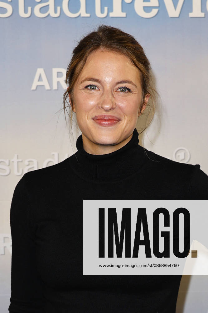 Sinha Melina Gierke attends the photo call for the 40th anniversary of the series *Großstadtrevier* on October 7, 2026, at the Astor Film Lounge in Hamburg, Germany. 40th anniversary *Großstadtrevier* photo call in Hamburg, Germany
