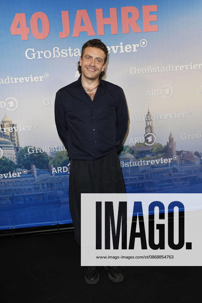 Enrique Fiss attends the photo call for the 40th anniversary of the series *Großstadtrevier* on October 7, 2026, at the Astor Film Lounge in Hamburg, Germany. 40th anniversary *Großstadtrevier* photo call in Hamburg, Germany