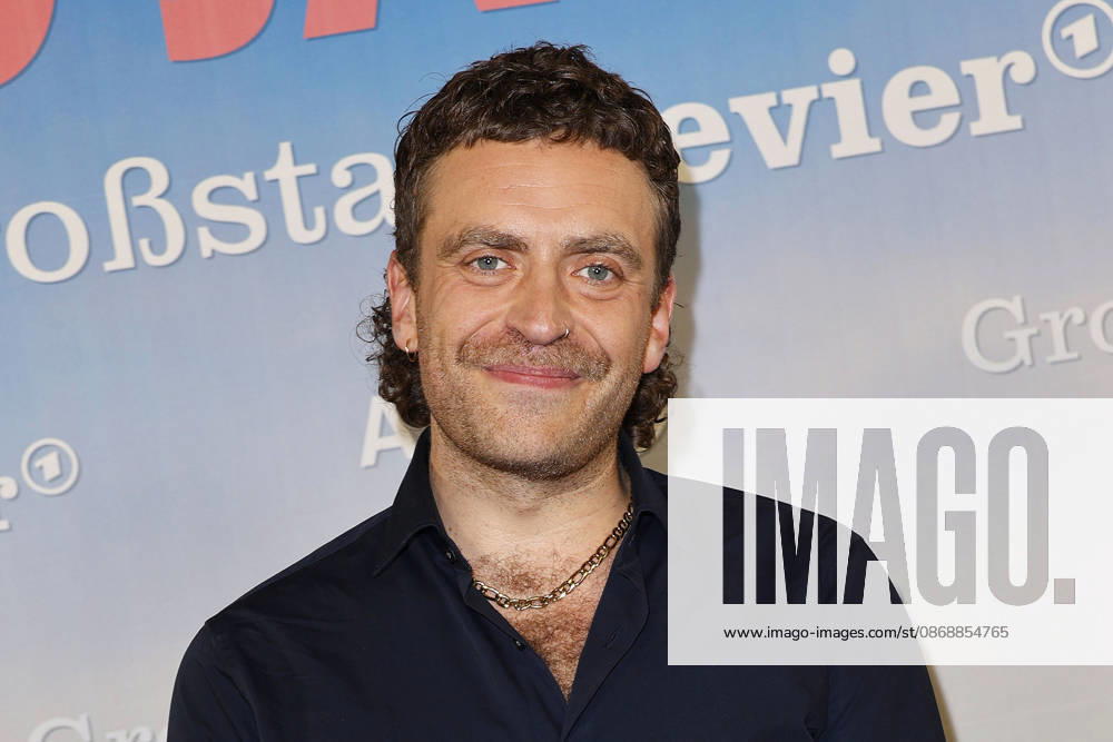Enrique Fiss attends the photo call for the 40th anniversary of the series *Großstadtrevier* on October 7, 2026, at the Astor Film Lounge in Hamburg, Germany. 40th anniversary *Großstadtrevier* photo call in Hamburg, Germany