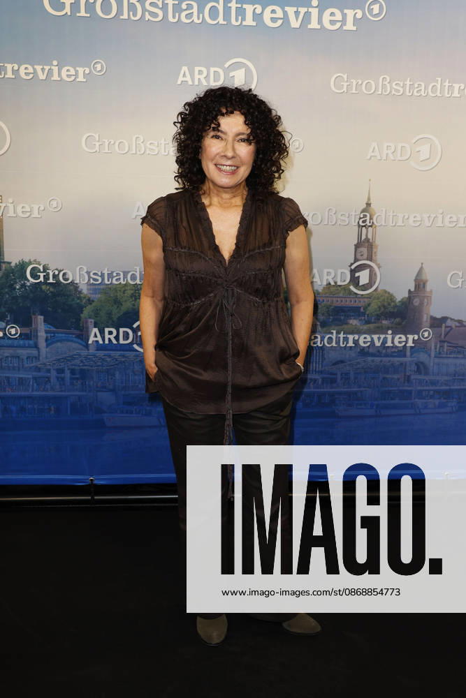 Maria Ketikidou attends the photo call for the 40th anniversary of the series *Großstadtrevier* on October 7, 2026, at the Astor Film Lounge in Hamburg, Germany. 40th anniversary *Großstadtrevier* photo call in Hamburg, Germany