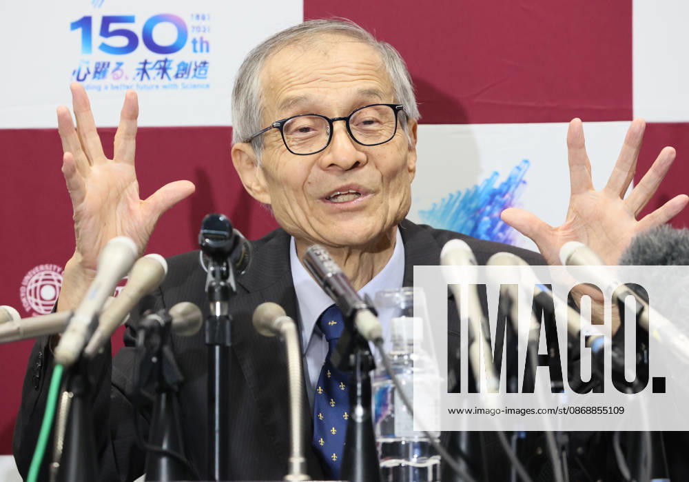 Tokyo, Japan - Japanese chemist Kenso Soai of professor emeritus at the Tokyo University of Science (TUS) receives a flower bouquet as he won the Nobel Prize in Chemistry at the TUS campus Tokyo on Wednesday, October 7, 2026. Soai and French chemist Henri Kagan won the prize to discover non-linear effects and autocatalysis in asymmetric organic synthesis (photo by Yoshio Tsunoda AFLO) aflo_354043993