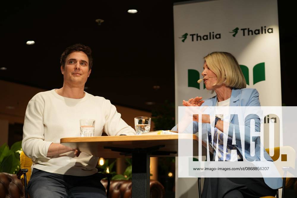 Datum: 07.10.2026 Ort: Dresden Im Bild: Constantin Schreiber ; Vor einer Buchhandlung (Thalia) in der Dresdner Innenstadt hat es am Mittwochabend Protest gegen eine Lesung des ehemaligen Nachrichten-Sprechers und Moderators Constantin Schreiber gegeben. Schreiber stellte dort am Abend sein neues Buch ,,Die Kraft des Islams vor. Zu der Demonstration hatte die Gruppe ,,Free Palestine Dresden aufgerufen. Hintergrund war Schreibers Auseinandersetzung mit dem Islam sowie seine Positionierung zum Nahostkonflikt. Schreiber hatte bereits im Vorfeld auf den Protestaufruf reagiert und erklaert, die Veranstaltung trotz der angekuendigten Demonstration besuchen zu wollen. Die Lesung fand am Abend in der Buchhandlung auf der Prager Stras xLucas Friedenhainx