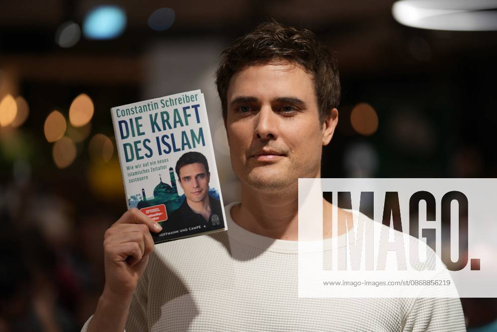 Datum: 07.10.2026 Ort: Dresden Im Bild: Constantin Schreiber ; Vor einer Buchhandlung (Thalia) in der Dresdner Innenstadt hat es am Mittwochabend Protest gegen eine Lesung des ehemaligen Nachrichten-Sprechers und Moderators Constantin Schreiber gegeben. Schreiber stellte dort am Abend sein neues Buch ,,Die Kraft des Islams vor. Zu der Demonstration hatte die Gruppe ,,Free Palestine Dresden aufgerufen. Hintergrund war Schreibers Auseinandersetzung mit dem Islam sowie seine Positionierung zum Nahostkonflikt. Schreiber hatte bereits im Vorfeld auf den Protestaufruf reagiert und erklaert, die Veranstaltung trotz der angekuendigten Demonstration besuchen zu wollen. Die Lesung fand am Abend in der Buchhandlung auf der Prager Stras xLucas Friedenhainx