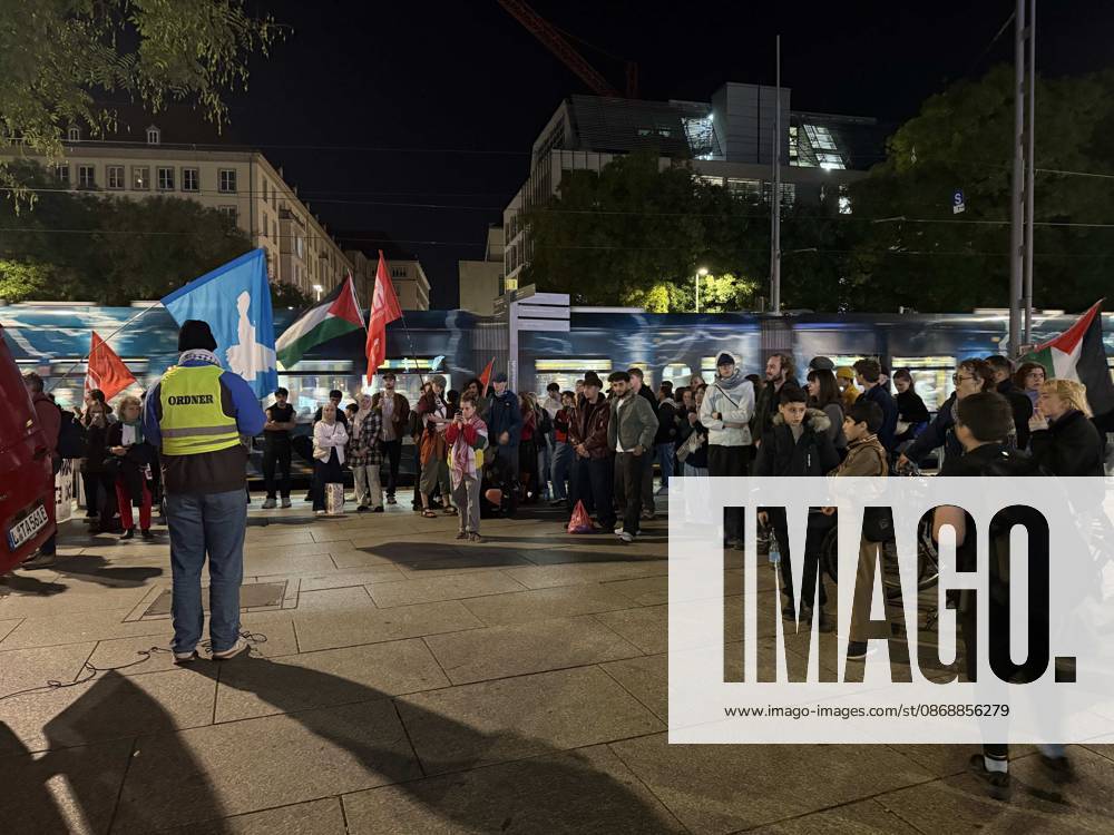Datum: 07.10.2026 Ort: Dresden Vor einer Buchhandlung (Thalia) in der Dresdner Innenstadt hat es am Mittwochabend Protest gegen eine Lesung des ehemaligen Nachrichten-Sprechers und Moderators Constantin Schreiber gegeben. Schreiber stellte dort am Abend sein neues Buch ,,Die Kraft des Islams vor. Zu der Demonstration hatte die Gruppe ,,Free Palestine Dresden aufgerufen. Hintergrund war Schreibers Auseinandersetzung mit dem Islam sowie seine Positionierung zum Nahostkonflikt. Schreiber hatte bereits im Vorfeld auf den Protestaufruf reagiert und erklaert, die Veranstaltung trotz der angekuendigten Demonstration besuchen zu wollen. Die Lesung fand am Abend in der Buchhandlung auf der Prager Strasse statt und war ausverkauft. Dr xLucas Friedenhainx