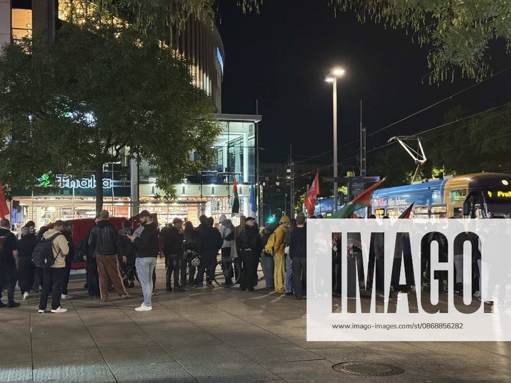 Datum: 07.10.2026 Ort: Dresden Vor einer Buchhandlung (Thalia) in der Dresdner Innenstadt hat es am Mittwochabend Protest gegen eine Lesung des ehemaligen Nachrichten-Sprechers und Moderators Constantin Schreiber gegeben. Schreiber stellte dort am Abend sein neues Buch ,,Die Kraft des Islams vor. Zu der Demonstration hatte die Gruppe ,,Free Palestine Dresden aufgerufen. Hintergrund war Schreibers Auseinandersetzung mit dem Islam sowie seine Positionierung zum Nahostkonflikt. Schreiber hatte bereits im Vorfeld auf den Protestaufruf reagiert und erklaert, die Veranstaltung trotz der angekuendigten Demonstration besuchen zu wollen. Die Lesung fand am Abend in der Buchhandlung auf der Prager Strasse statt und war ausverkauft. Dr xLucas Friedenhainx