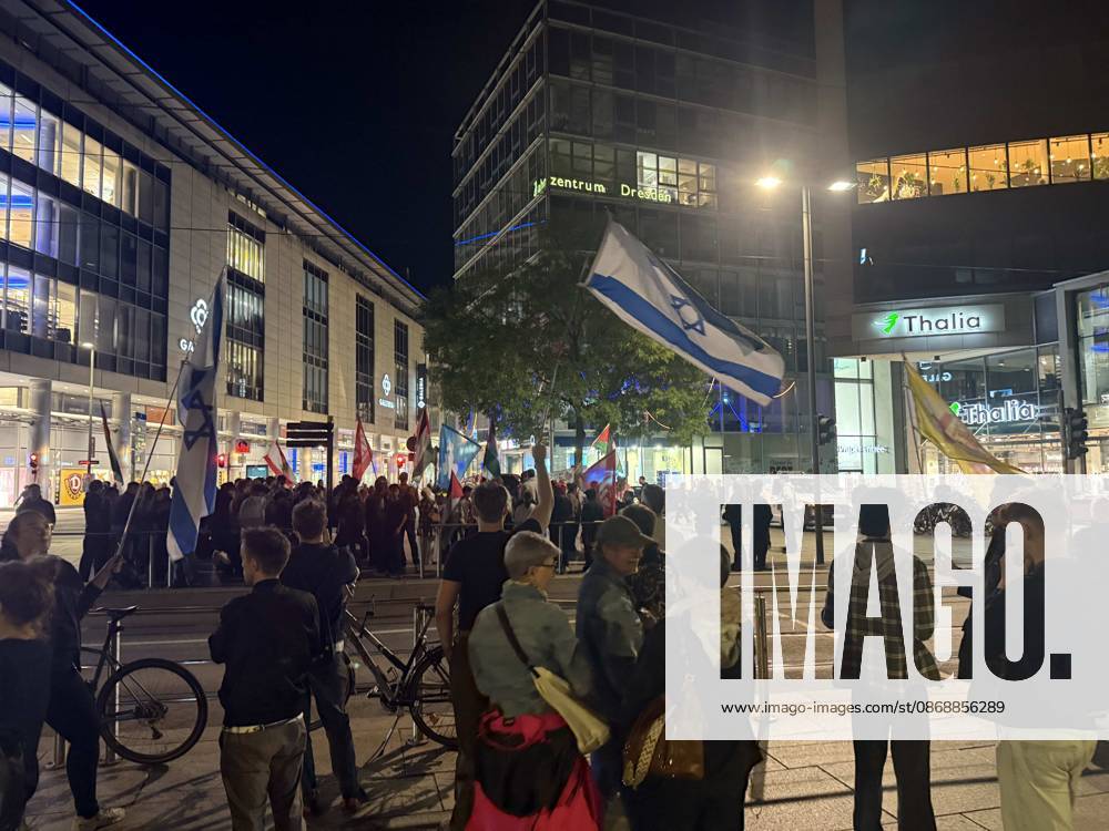 Datum: 07.10.2026 Ort: Dresden Vor einer Buchhandlung (Thalia) in der Dresdner Innenstadt hat es am Mittwochabend Protest gegen eine Lesung des ehemaligen Nachrichten-Sprechers und Moderators Constantin Schreiber gegeben. Schreiber stellte dort am Abend sein neues Buch ,,Die Kraft des Islams vor. Zu der Demonstration hatte die Gruppe ,,Free Palestine Dresden aufgerufen. Hintergrund war Schreibers Auseinandersetzung mit dem Islam sowie seine Positionierung zum Nahostkonflikt. Schreiber hatte bereits im Vorfeld auf den Protestaufruf reagiert und erklaert, die Veranstaltung trotz der angekuendigten Demonstration besuchen zu wollen. Die Lesung fand am Abend in der Buchhandlung auf der Prager Strasse statt und war ausverkauft. Dr xLucas Friedenhainx