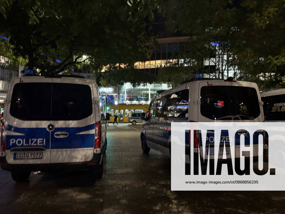 Datum: 07.10.2026 Ort: Dresden Vor einer Buchhandlung (Thalia) in der Dresdner Innenstadt hat es am Mittwochabend Protest gegen eine Lesung des ehemaligen Nachrichten-Sprechers und Moderators Constantin Schreiber gegeben. Schreiber stellte dort am Abend sein neues Buch ,,Die Kraft des Islams vor. Zu der Demonstration hatte die Gruppe ,,Free Palestine Dresden aufgerufen. Hintergrund war Schreibers Auseinandersetzung mit dem Islam sowie seine Positionierung zum Nahostkonflikt. Schreiber hatte bereits im Vorfeld auf den Protestaufruf reagiert und erklaert, die Veranstaltung trotz der angekuendigten Demonstration besuchen zu wollen. Die Lesung fand am Abend in der Buchhandlung auf der Prager Strasse statt und war ausverkauft. Dr xLucas Friedenhainx