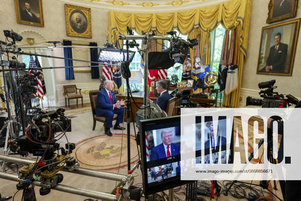 U.S. President Donald Trump is interviewed by ABC News correspondent Terry Moran in the Oval Office of the White House, April 29, 2025 in Washington, D.C. The interview, recorded for a prime-time ABC News special marking the first 100 days of Trump s second term, covered tariffs, immigration and the war in Ukraine. Washington United States of America - ZUMAp138 20261007_zaa_p138_006