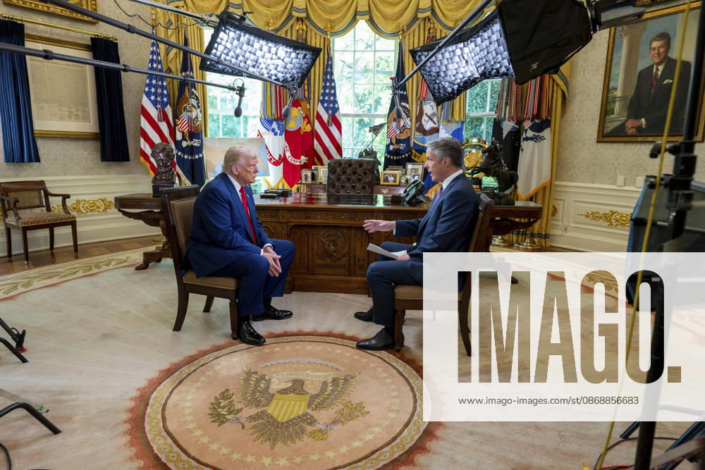 U.S. President Donald Trump is interviewed by ABC News correspondent Terry Moran in the Oval Office of the White House, April 29, 2025 in Washington, D.C. The interview, recorded for a prime-time ABC News special marking the first 100 days of Trump s second term, covered tariffs, immigration and the war in Ukraine. Washington United States of America - ZUMAp138 20261007_zaa_p138_004