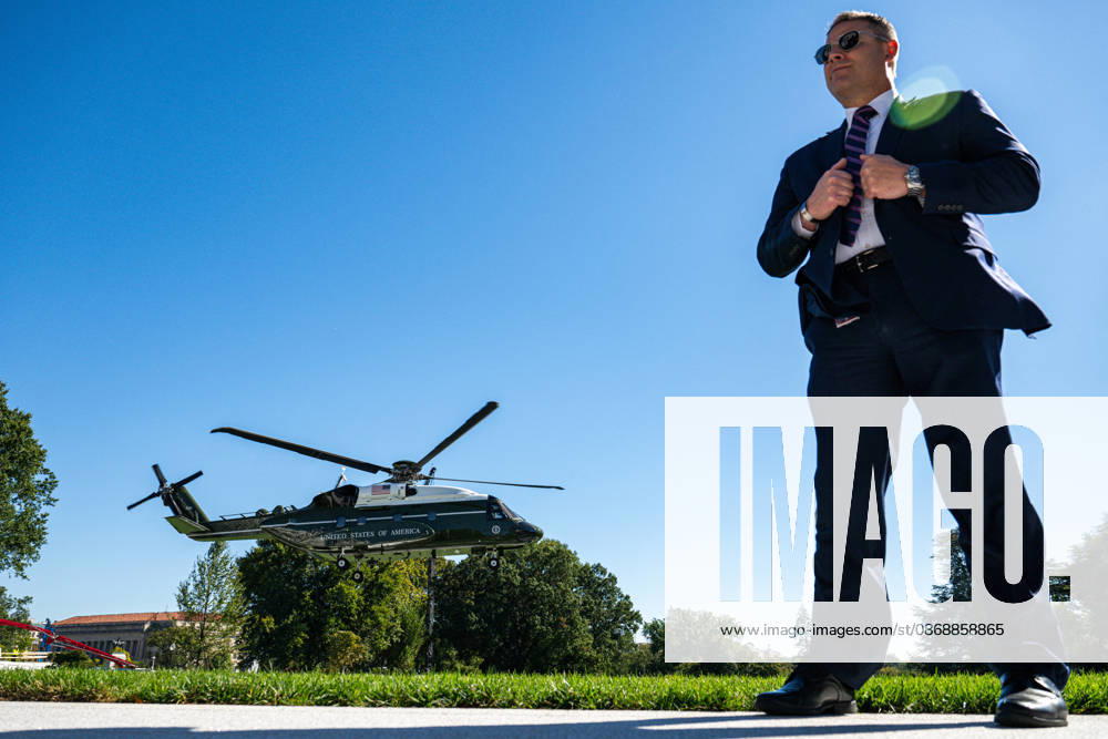 Trump Makes Oval Office Announcement WASHINGTON, DC - OCT. 7: A Secret Service agent stands guard as US President Donald Trump departs the White House in Marine One on Wednesday, Oct. 7, 2026 in Washington, D.C. (Photo by Annabelle Gordon Pool For The Washington Post) Washington DC United States