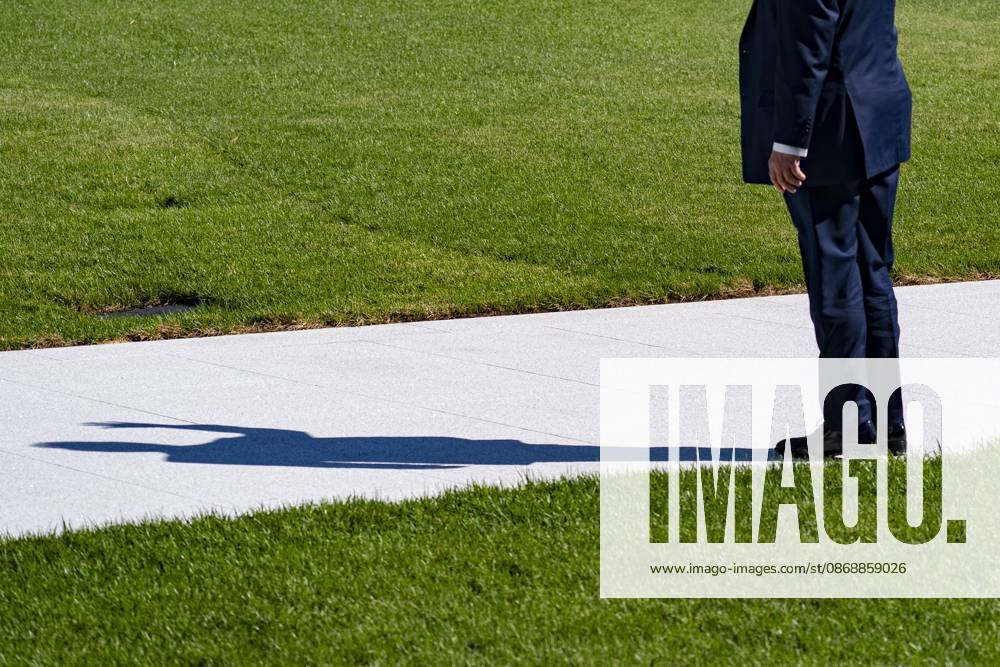 President Donald Trump waves to supporters before departing on Marine One from the South Lawn of the White House..Trump was enroute to a campaign event in San Antonio, Texas. Washington USA - ZUMAs197 20261007_aaa_s197_167
