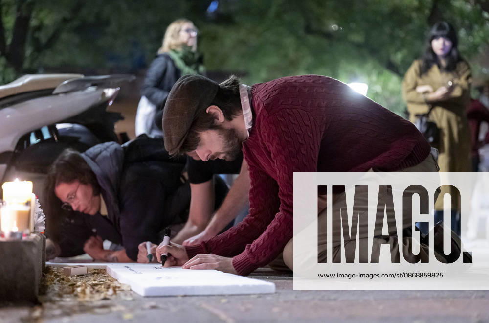 Maricarmen Abascal, who became a symbol of the fight for housing after her eviction, has died. Writer David Uclés writes a message at Maricarmen’s home on October 7, 2026, in Madrid, Spain. Maricarmen Abascal, who became a symbol of the housing rights movement that led to the Puerta del Sol encampment after being evicted from the home in Retiro where she had lived for 70 years, died on Wednesday, as confirmed by the Tenants’ Union. The woman had been hospitalized at Gregorio Maranón Hospital since September 23. On that day, she was carried out on a stretcher from her home on Alcalde Sainz de Baranda Street after the eviction order was enforced, despite protests from dozens of activists, and transferred to the Madrid hospital due to her fra