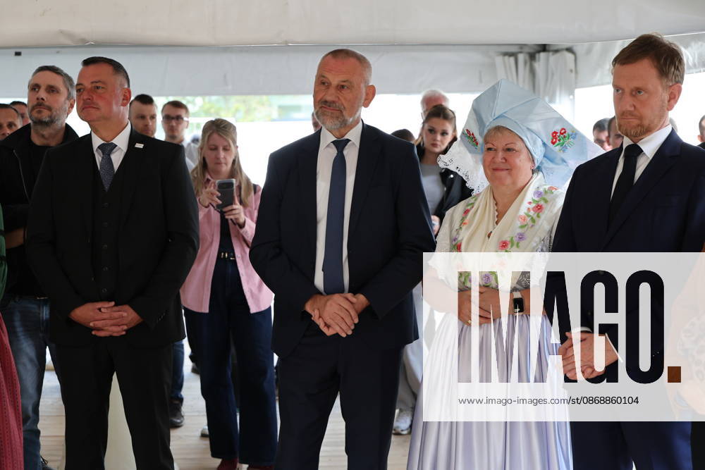 Erster Spatenstich: Baustart für das Sorbisches Wissensforum in Bautzen Bautzen, 7. Oktober 2026. Mit dem feierlichen ersten Spatenstich haben heute in Bautzen die Bauarbeiten für das Sorbisches Wissensforum begonnen. Das rund 50 Millionen Euro teure Großprojekt auf dem historischen Lauenareal gilt als der bisher bedeutendste Meilenstein der Stiftung für das sorbische Volk und wird vollständig über Mittel aus dem sächsischen Strukturwandel finanziert. Bis zur geplanten Fertigstellung im Jahr 2030 entsteht ein moderner, multifunktionaler Gebäudekomplex nach Plänen des Münchner Architekturbüros bogevischs buero. Der Neubau wird zwei der wichtigsten sorbischen Institutionen unter einem Dach vereinen: das Sorbisches Museum mit einer