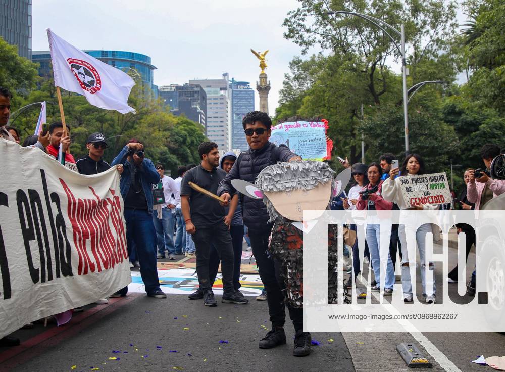 TO-45388 & x2013; Mexico City, October 7, 2026: Hundreds of students from the Rafael Ram& xed;rez National Federation of Revolutionary Students are protesting against the genocide in Palestine at the former U.S. Embassy site in Mexico City, where they smashed pi& xf1;atas bearing the likenesses of Donald Trump and Benjamin Netanyahu. Photo: Ian Robles .com.mx - ZUMAcs4_ 20261007_faa_cs4_137