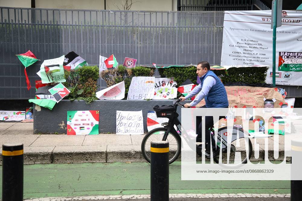 TO-45388 & x2013; Mexico City, October 7, 2026: Hundreds of students from the Rafael Ram& xed;rez National Federation of Revolutionary Students are protesting against the genocide in Palestine at the former U.S. Embassy site in Mexico City, where they smashed pi& xf1;atas bearing the likenesses of Donald Trump and Benjamin Netanyahu. Photo: Ian Robles .com.mx - ZUMAcs4_ 20261007_faa_cs4_142