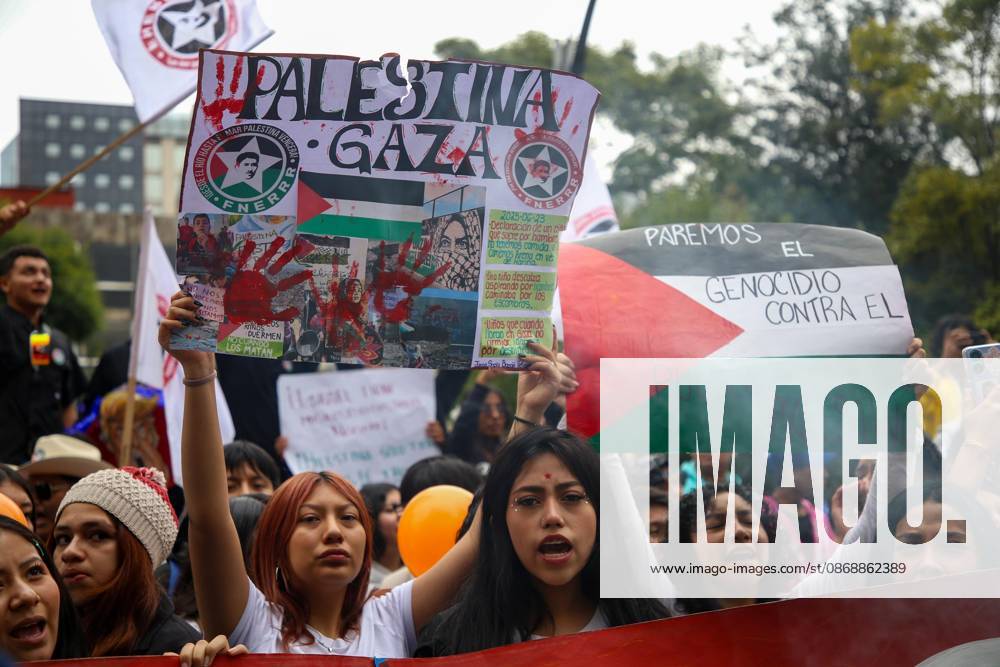 TO-45388 & x2013; Mexico City, October 7, 2026: Hundreds of students from the Rafael Ram& xed;rez National Federation of Revolutionary Students are protesting against the genocide in Palestine at the former U.S. Embassy site in Mexico City, where they smashed pi& xf1;atas bearing the likenesses of Donald Trump and Benjamin Netanyahu. Photo: Ian Robles .com.mx - ZUMAcs4_ 20261007_faa_cs4_154