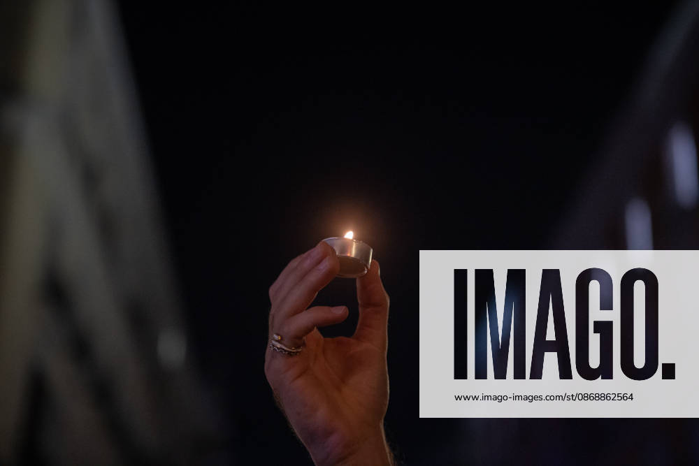 Maricarmen Abascal, who became a symbol of the fight for housing after her eviction, has died. A person holds a candle in memory of Maricarmen in front of the Congress of Deputies on October 7, 2026, in Madrid, Spain. Maricarmen Abascal, who became a symbol of the housing rights movement that led to the Puerta del Sol encampment after being evicted from the home in Retiro where she had lived for 70 years, died on Wednesday, as confirmed by the Tenants’ Union. The woman had been hospitalized at Gregorio Maranón Hospital since September 23. On that day, she was carried out on a stretcher from her home on Alcalde Sainz de Baranda Street after the eviction order was enforced, despite protests from dozens of activists, and transferred to the Ma