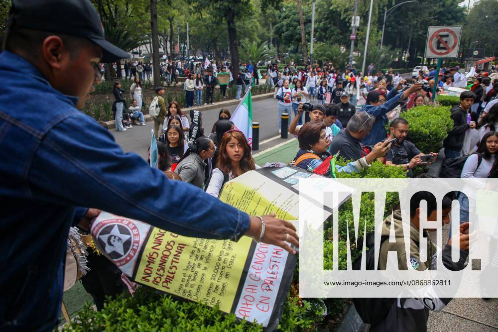 TO-45388 & x2013; Mexico City, October 7, 2026: Hundreds of students from the Rafael Ram& xed;rez National Federation of Revolutionary Students are protesting against the genocide in Palestine at the former U.S. Embassy site in Mexico City, where they smashed pi& xf1;atas bearing the likenesses of Donald Trump and Benjamin Netanyahu. Photo: Ian Robles .com.mx - ZUMAcs4_ 20261007_faa_cs4_179